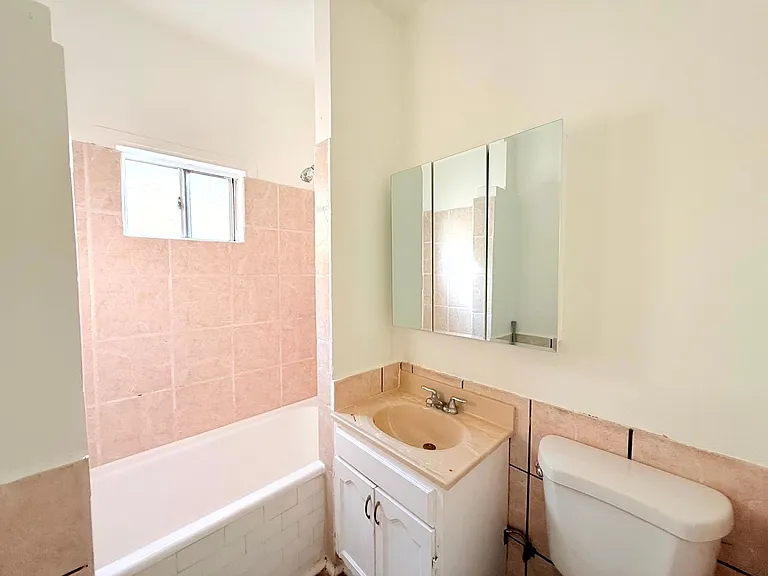 1614 N. Kenmore Avenue — Photo 26