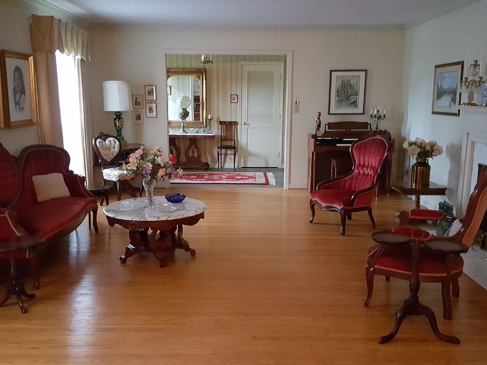 2nd image of 403 Edinburgh Pl