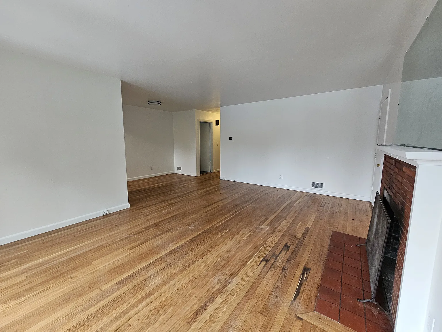 2 bed, 1100 sqft, $2,300 — Photo 2