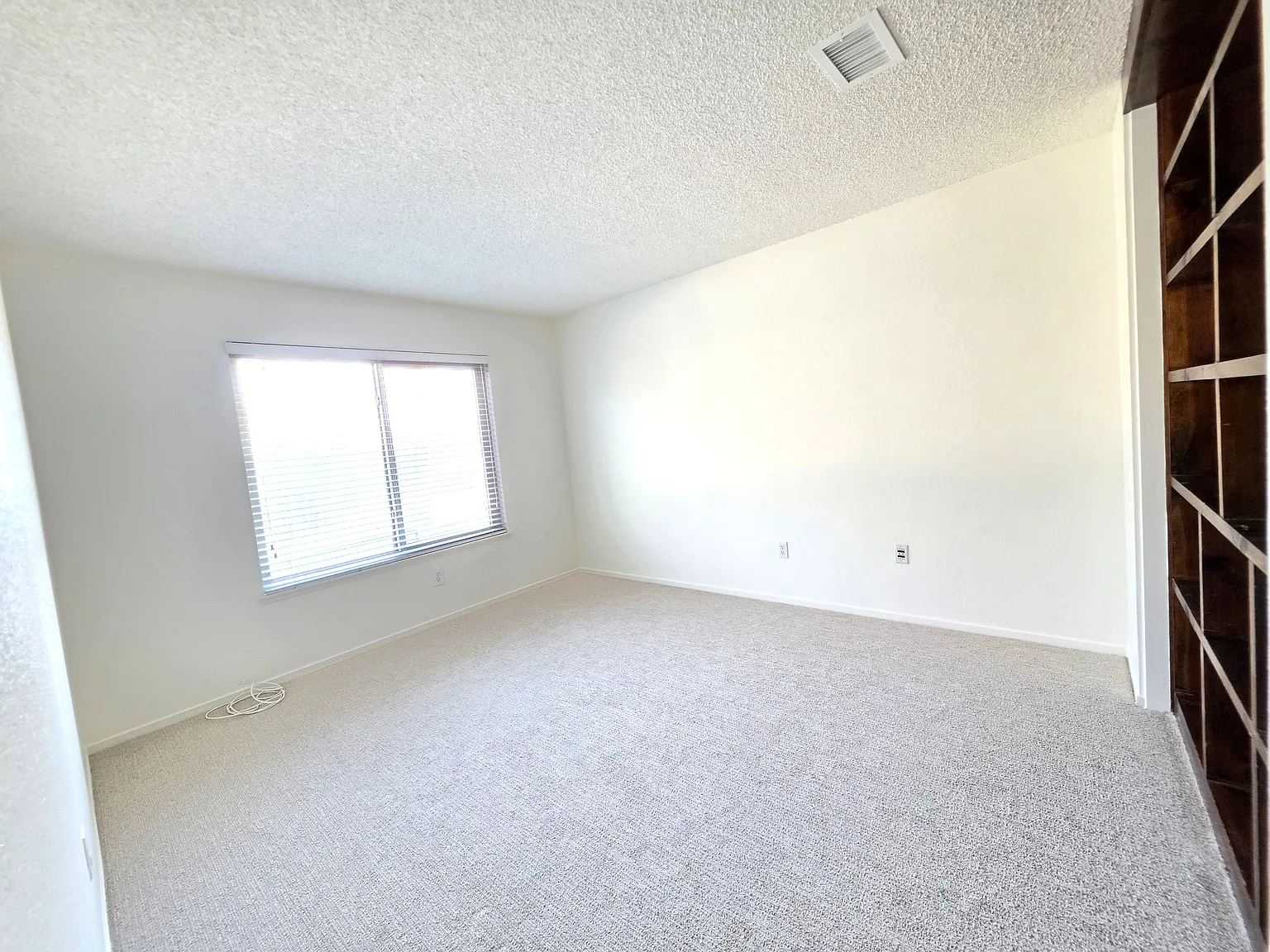 Iris Cir, Corona — Photo 1