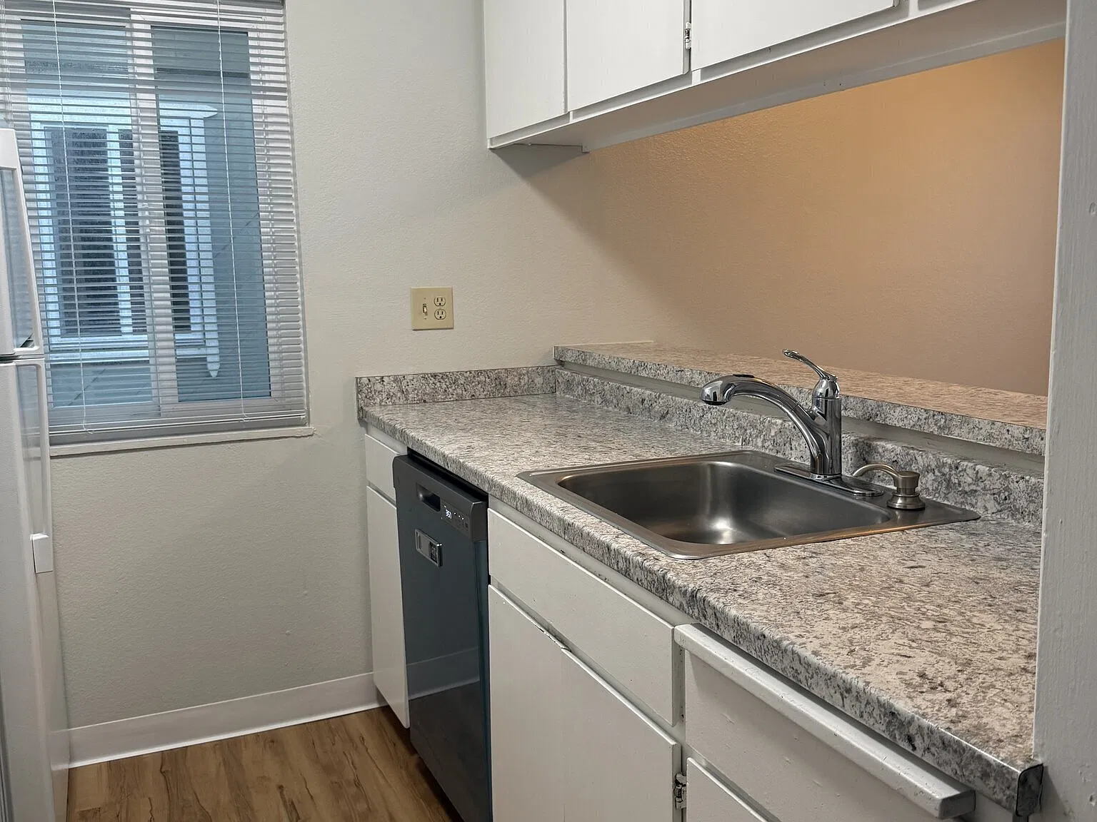 Bright Top-Floor 1BR/1BA Near Downtown South San Francisco — Photo 4