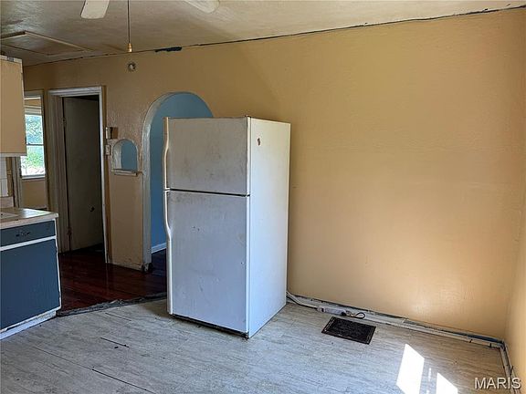 3rd image of 256 Flora Dr