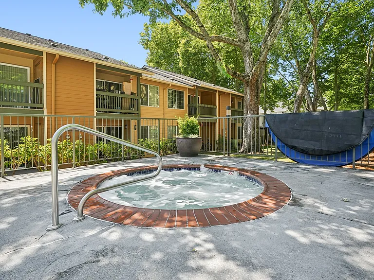 Oak Tree Apartments — Photo 10