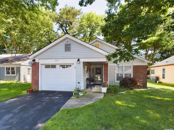 205 Belfast Lane #205, Ridge, NY 11961