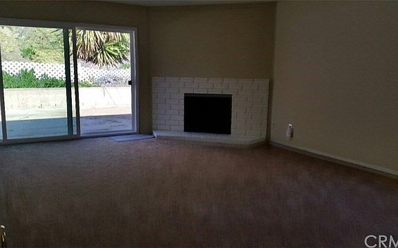 living room w/fireplace