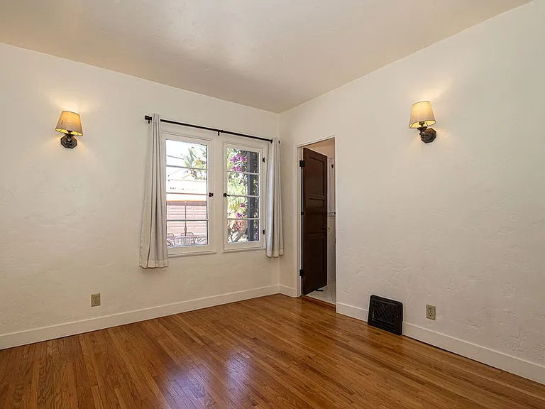 1221 S Sycamore Ave — Photo 25