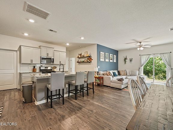 3rd image of 124 Harbour Pointe Ln