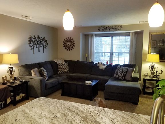 3rd image of 43 Woodbury Ln