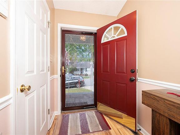 5th image of 217 Williamsgate Ct