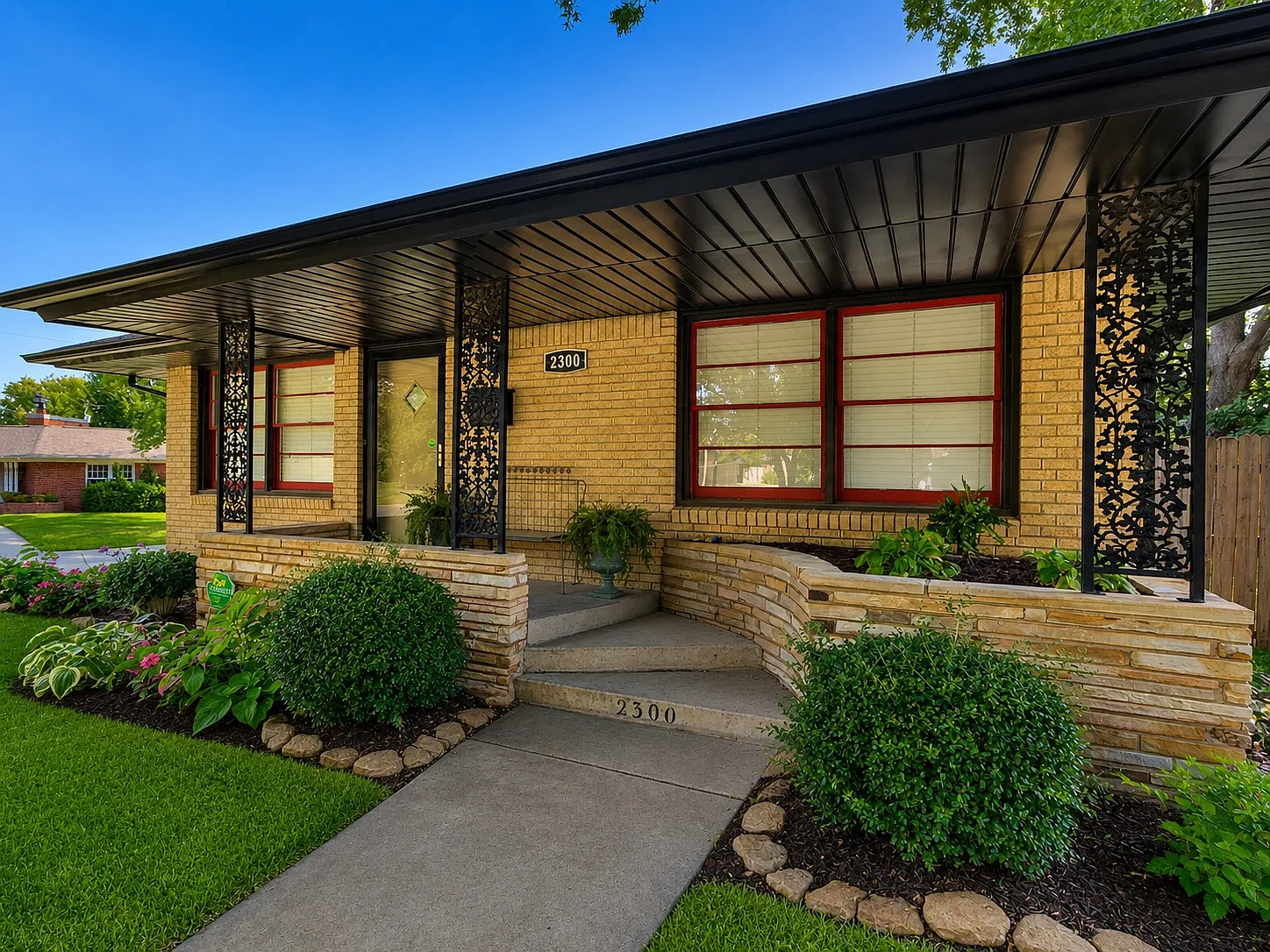 3 bed, 1.5 bath, 1339 sqft, $2,000 — Photo 2