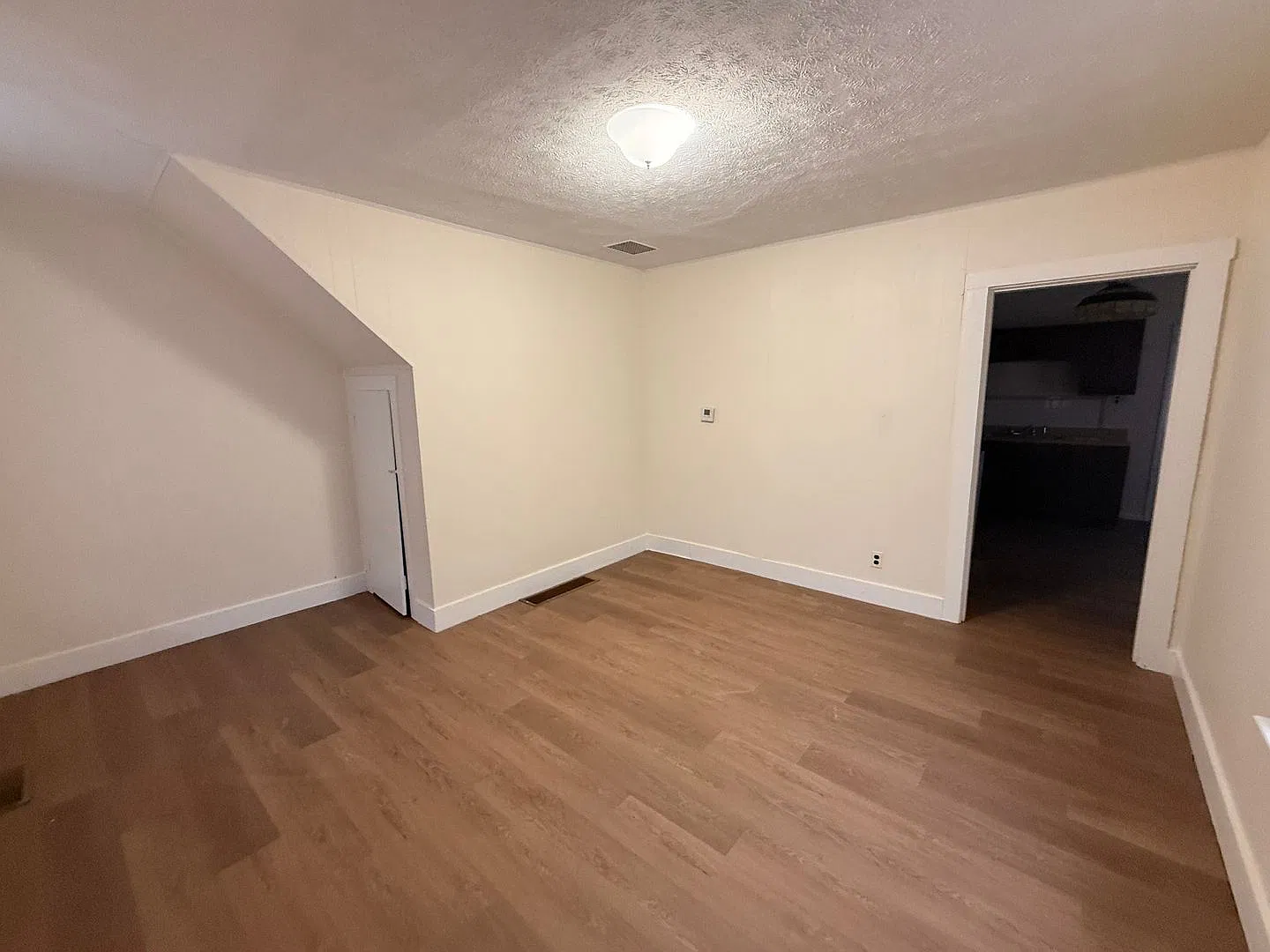 122 Hayward Ave — Photo 3