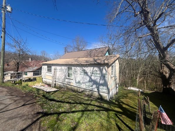 239 Kirk St, Crab Orchard, WV 25827