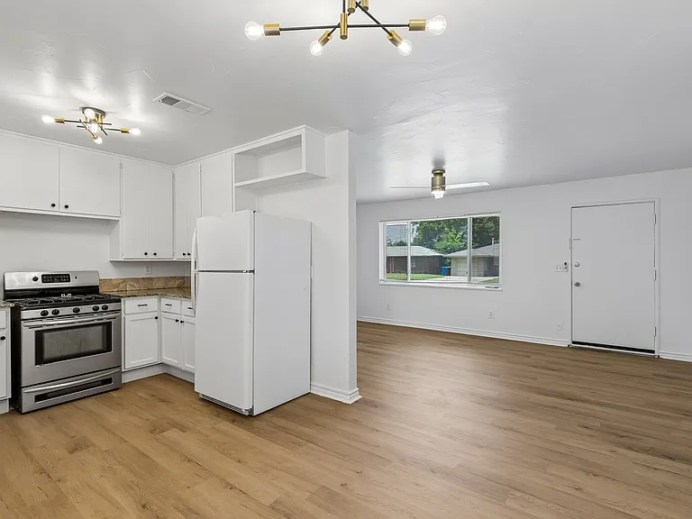 1600 Andover Ct — Photo 9