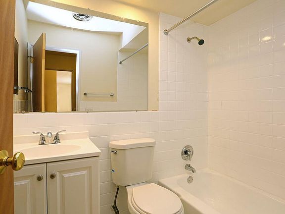 4th image of 6006 N Kenmore Ave APT 302