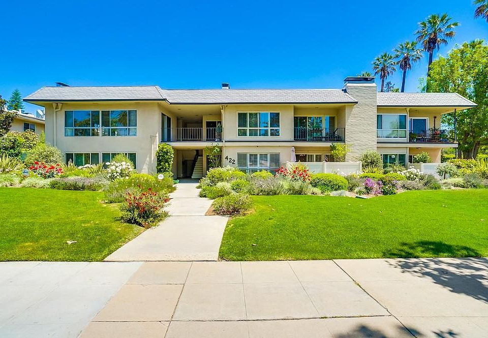 Light-Filled Top Floor Expansive End Unit with Views