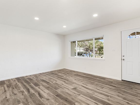 3rd image of 3072 E Hills Dr