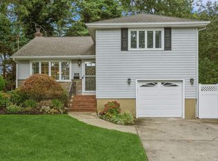 211 Von Huenfeld St, Massapequa Park, NY 11762