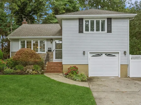 211 Von Huenfeld Street, Massapequa Park, NY 11762