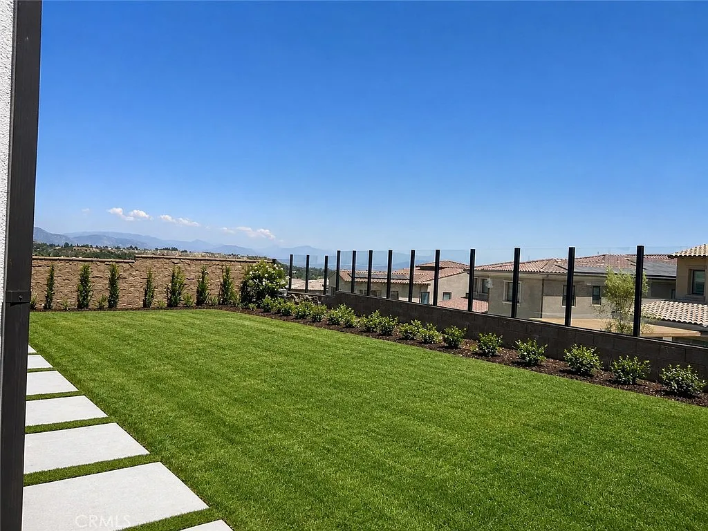 5 bed, 5.5 bath, 5080 sqft, $11,600 — Photo 2