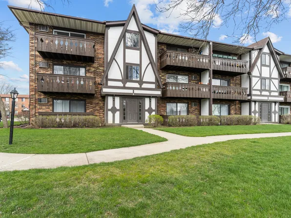 6 Timber Ln APT 14, Vernon Hills, IL 60061