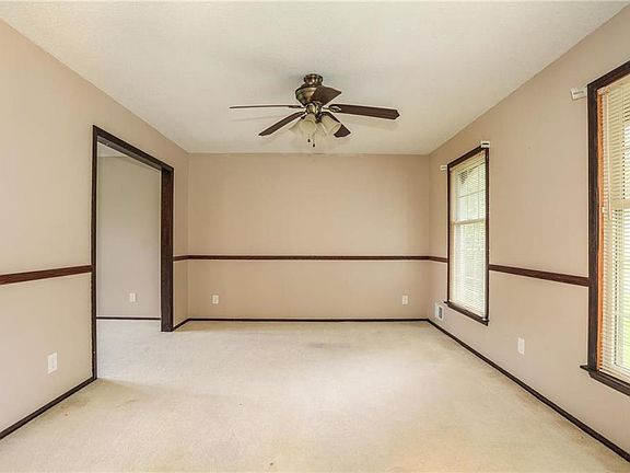 3rd image of 8013 Southview Dr