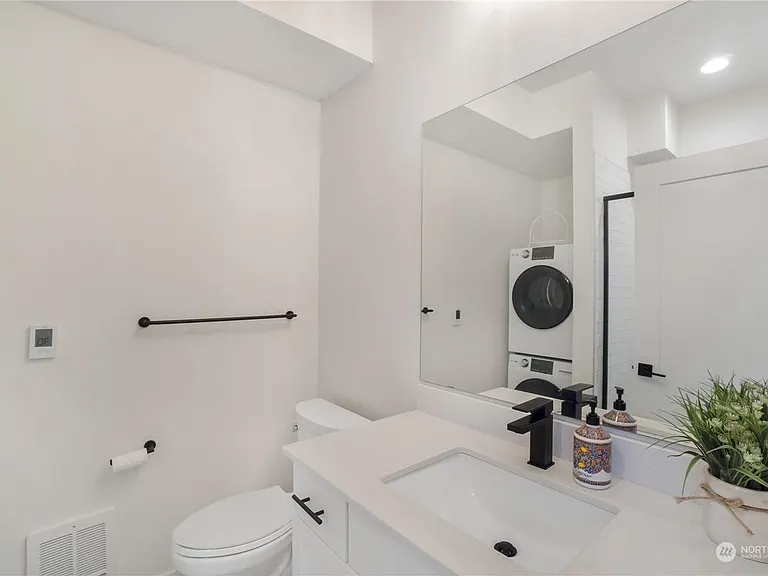 5240 Brooklyn Ave NE #B — Photo 14