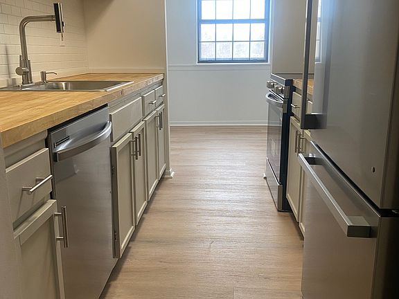 3rd image of 1717 Valley Dr #1717