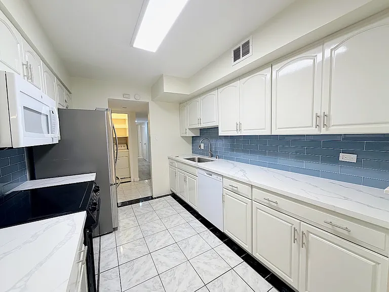 7101 Admiralty Ln — Photo 5