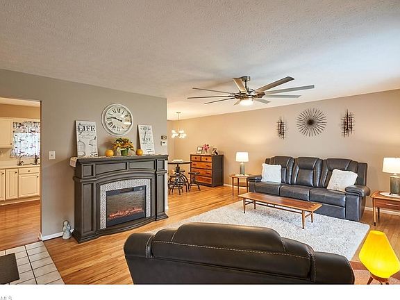 3rd image of 1896 Valewood Dr