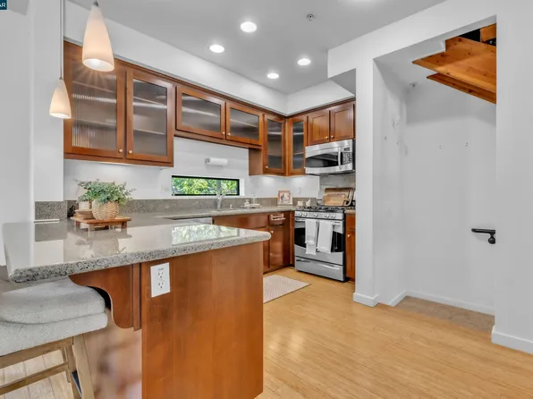 405 Palisade Dr, Oakland, CA 94607