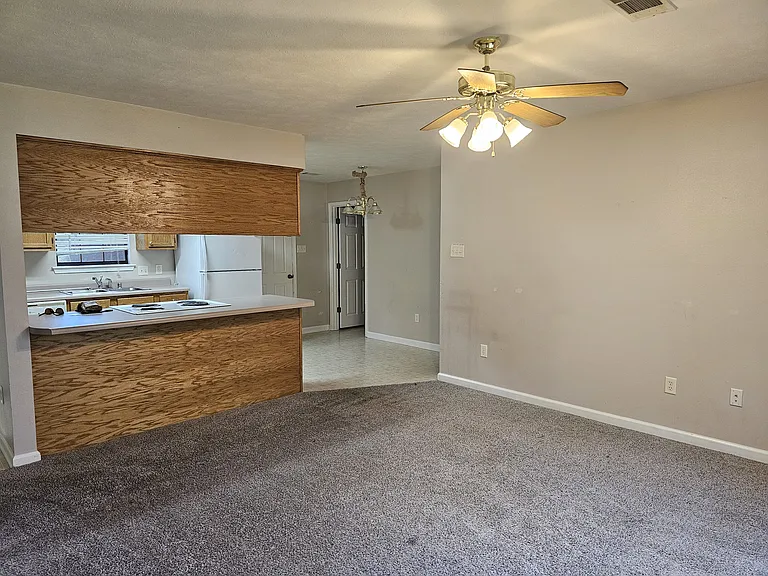 4520 Thompson St — Photo 2