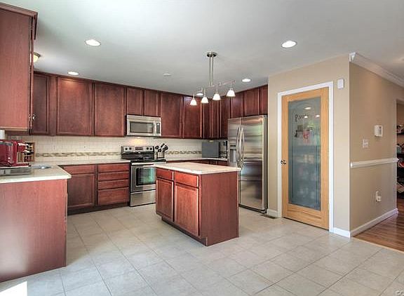 3rd image of 1011 Sibley Ave
