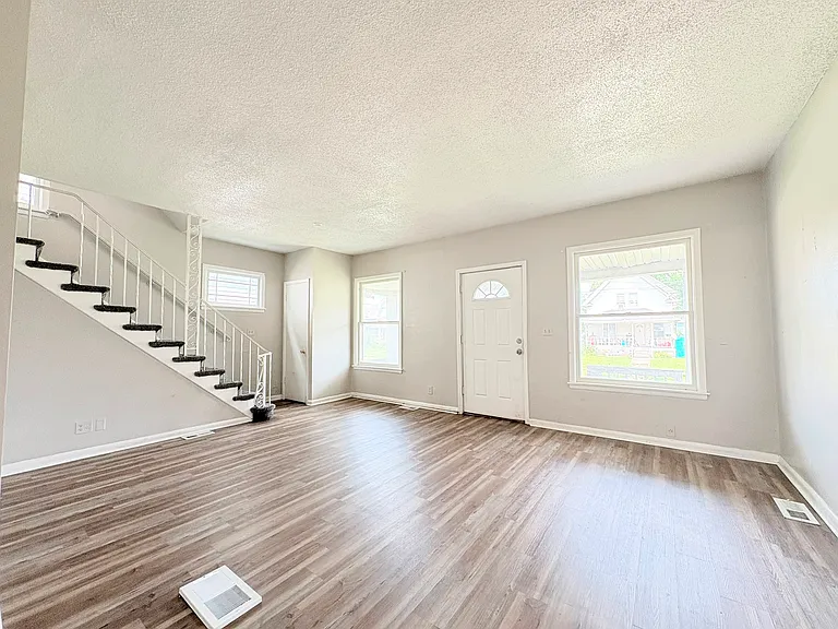 716 Clark St — Photo 14