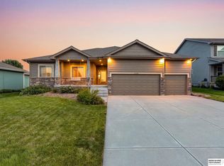 21315 Blackstone Cir, Gretna, NE 68028