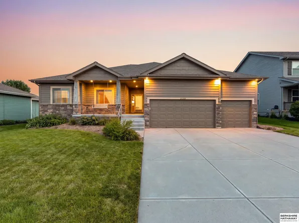 21315 Blackstone Cir, Gretna, NE 68028