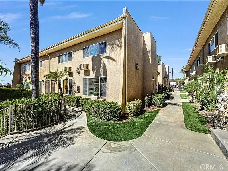 2 bed, 1.5 bath, 1024 sqft, $3,200 — Photo 1