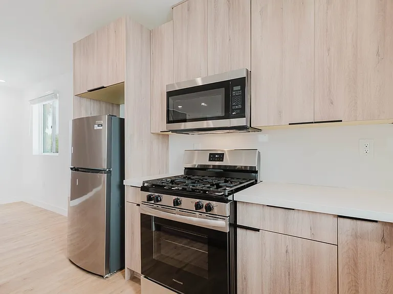 5654 1/2 Cartwright Ave — Photo 12