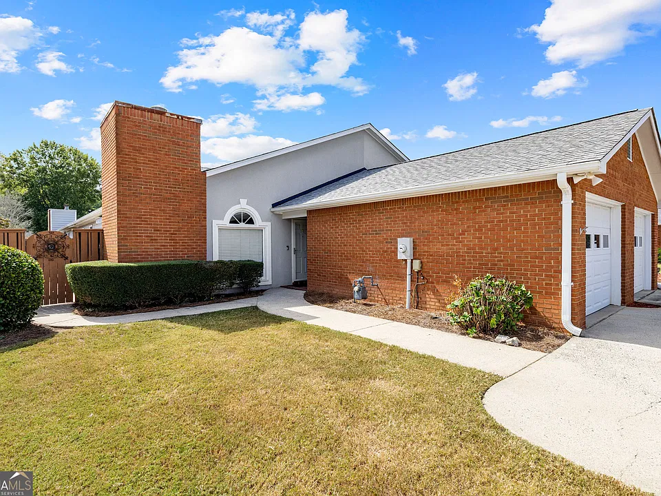 120 Courtyard Ln