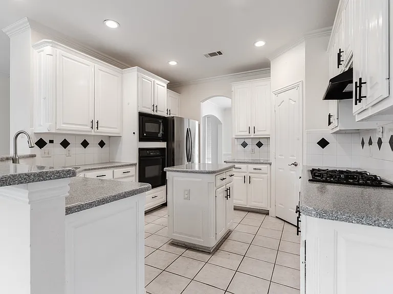 5601 Glenview Ln — Photo 8