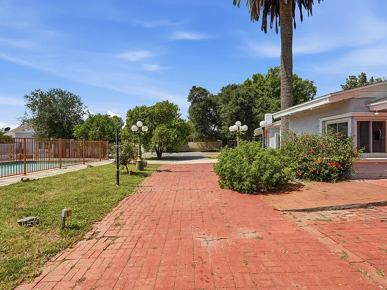 8647 Corbin Ave — Photo 31