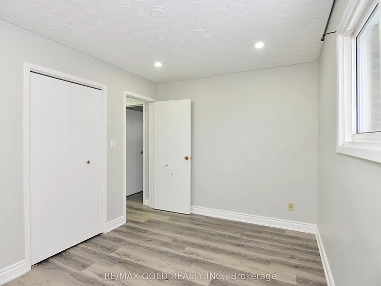 70 Greystone Cres — Photo 13