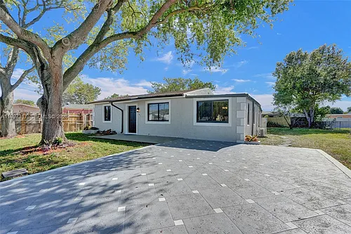 136 Miami Gardens Rd Photo 1 136 Miami Gardens Rd Photo 1