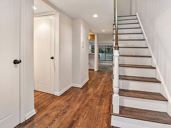 5th image of 222 E 32nd St