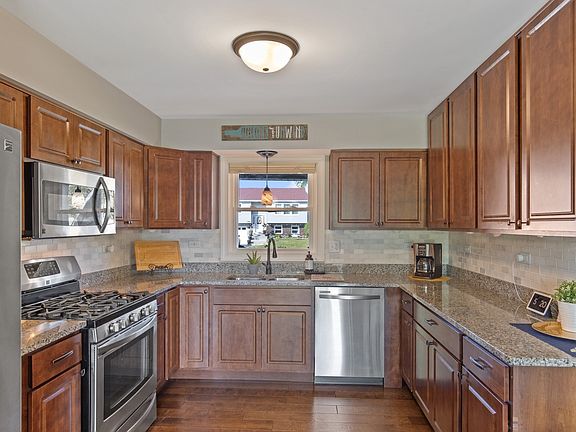 5th image of 110 Amboy Ln