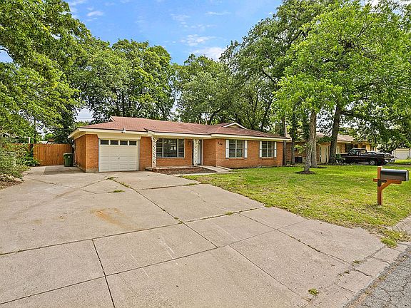 3rd image of 304 W Cheryl Ave