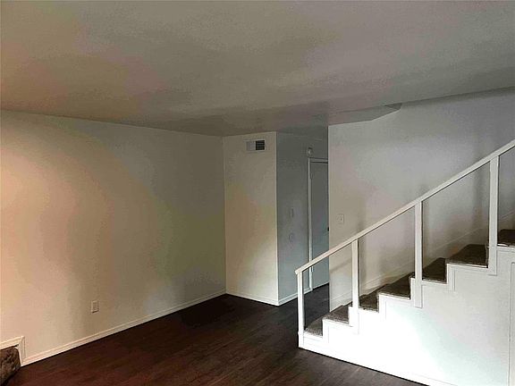 4th image of 915 Acacia Cir