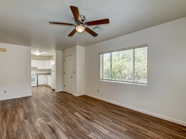 114 Bradshaw Dr — Photo 5