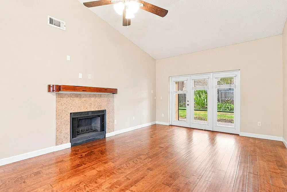 3 bed, 2.0 bath, 1369 sqft, $2,325 — Photo 4