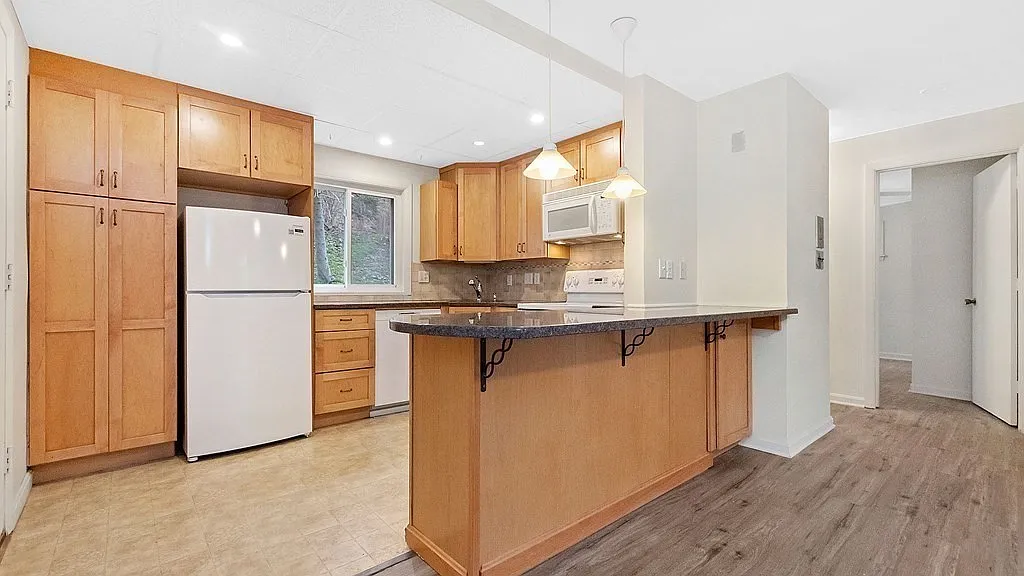 2 bed, 1.0 bath, 760 sqft, $2,200 — Photo 3