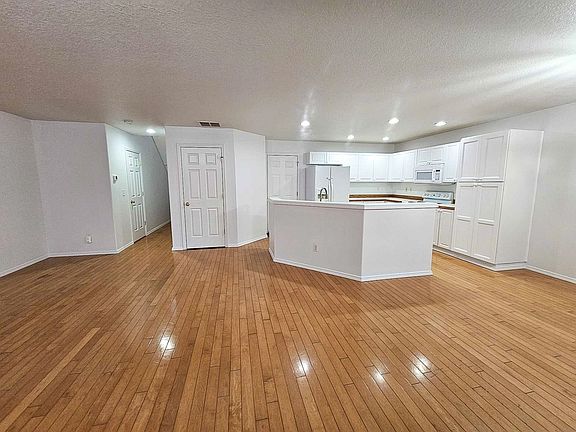 4th image of 5197 NE Candlewood Pl